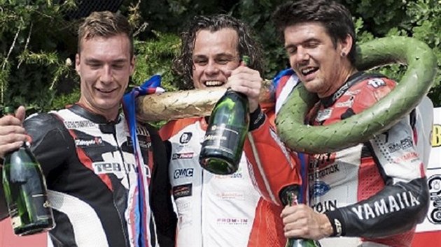 Vítězná radost Kamila Holána (uprostřed) po prvním závodě do 600 ccm v Hořicích. Druhý skončil Joey Den Besten a třetí Čech Richard Sedlák.