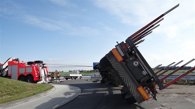 Kamion pevejc devo skonil ve svodidlech kruhovho objezdu. Zptky na kola ho postavil vyproovac specil Bizon.