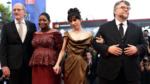 Zprava režisér vítězného filmu Guillermo Del Toro a jeho herci Sally Hawkinsová, Octavia Spencerová a Richard Jenkins na festivalu v Benátkách