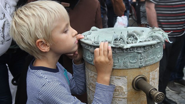 Olomouck Horn nmst nov zdob ptko u Arionovy kany s motivy delfn a Stedozem, ale tak lodmi odkazujcmi na souasn tma migrace. Autorem je svtoznm socha a mstn rodk Ivan Theimer.