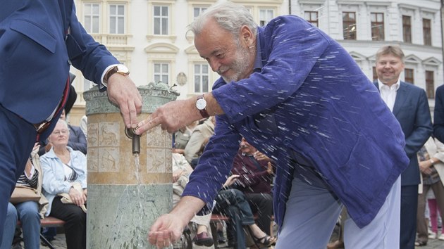 Olomouck Horn nmst nov zdob ptko u Arionovy kany s motivy delfn a Stedozem, ale tak lodmi odkazujcmi na souasn tma migrace. Odhalil ho sm autor, svtoznm socha a mstn rodk Ivan Theimer.