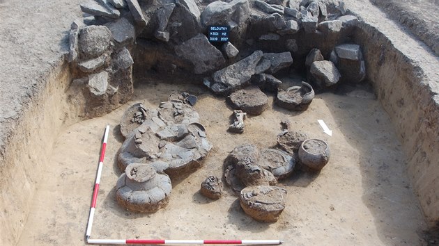 Pohled na ást nález provázených kamennými konstrukcemi, které archeologové...