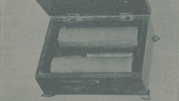 Fotografie krabiky z takzvan Krmask afry uveejnn 15. z 1947 ve Vstnku kriminln sluby. Uvnit byly dv stogramov nloe tritolu nmeck vroby.