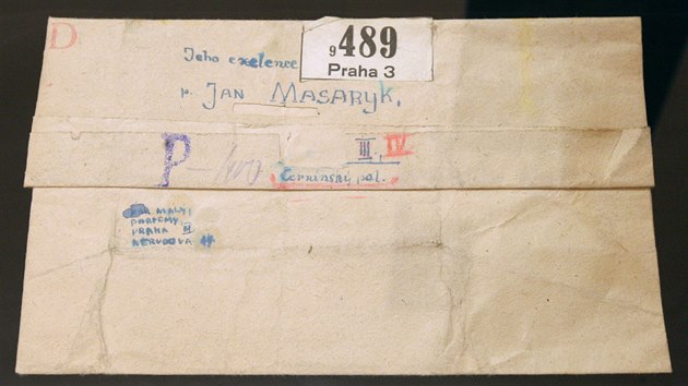 Obálka zásilky s bombou pro jednoho ze tří nekomunistických ministrů doručená 10. září 1947, která je součástí výstavy olomoucké Vědecké knihovny o takzvané Krčmaňské aféře.