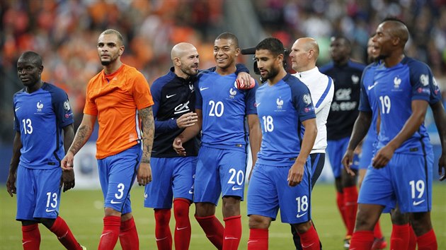 Francouzt fotbalist se raduj z glu Kyliana Mbappho (20) i z jasn vhry nad Nizozemskem.