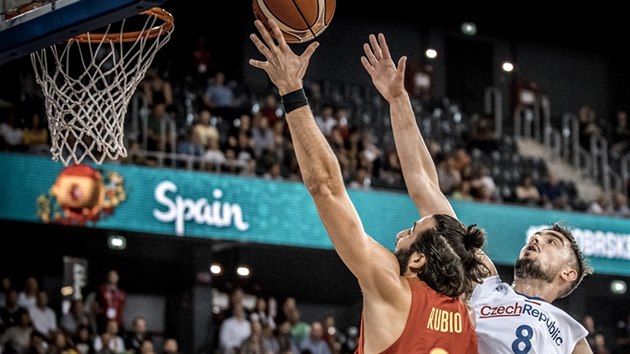 panlsk rozehrva Ricky Rubio zakonuje pes eskho dirigenta hry Tome Satoranskho.