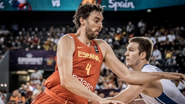 panlsk pivot Pau Gasol (v ervenm) vyzval na souboj Martina Peterku z eska.