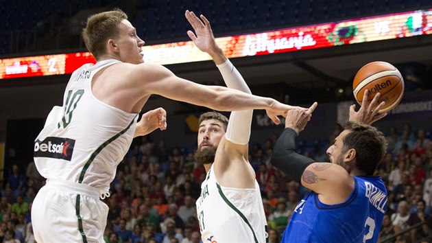 Italsk kdelnk Marco Belinelli (vpravo) v souboji s Jonasem Valaniunasem (uprosted) a Mariusem Grigonisem z Litvy.