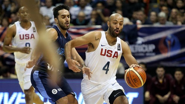 Americk rozehrva Kendall Marshall (vlevo) unik Facundovi Campazzovi z Argentiny.