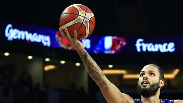 Francouzsk kdelnk Evan Fournier v osmifinle mistrovstv Evropy.