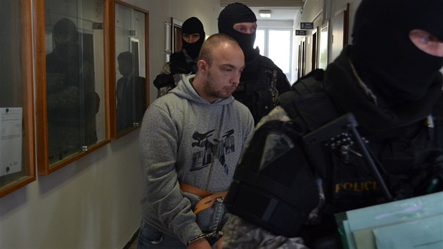 Muž, jehož policisté viní z podílu na vraždě v kukuřičném poli u Lázní Bělohradu, u jičínského soudu, který rozhodoval o jeho vzetí do vazby (7.9.2017).