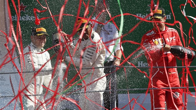 AMPKO. Lewis Hamilton (uprosted) mohutn slav triumf na Velk cen Itlie, vlevo je druh Valtteri Bottas, vpravo pak tet Sebastian Vettel.