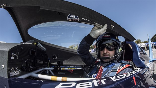 Akrobatick pilot Petr Kopstein bhem zvodu Red Bull Air Race v Portu