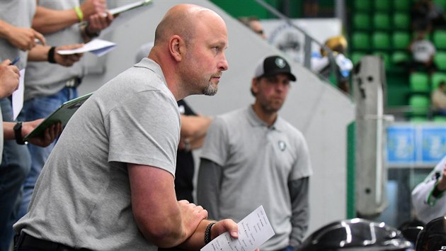 Tren�r boleslavsk�ch hokejist� Patrik Augusta sleduje sv� sv��ence.