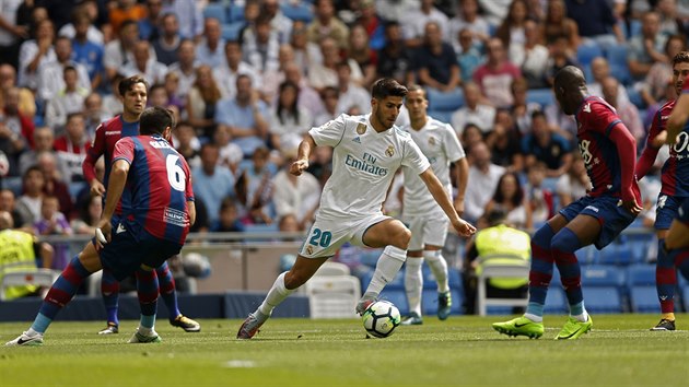 Marco Asensio (v blm) z Realu Madrid u me v utkn proti Levante.