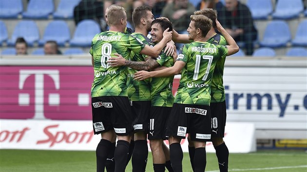 Plzeňský záložník Milan Petržela (uprostřed) přijímá od spoluhráčů gratulace ke gólu proti Liberci.