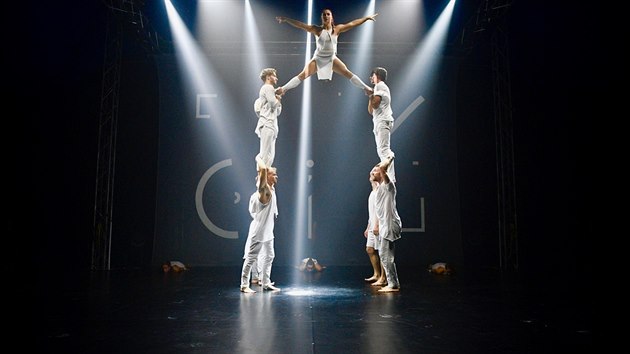 Záběr z představení Kolaps, které na Letní Letné v premiéře uvedli Losers Cirque Company