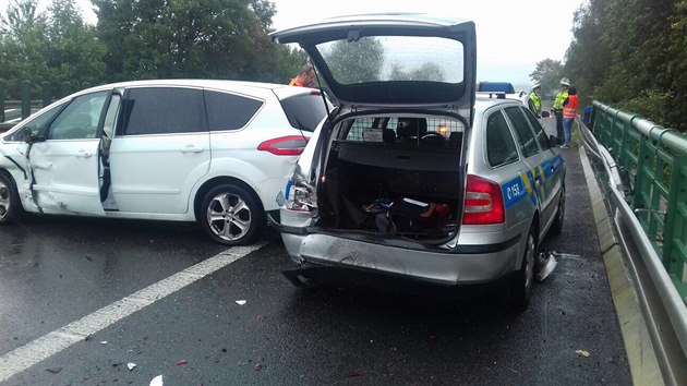 idi fordu se od svodidel odrazil, naboural policejn auto a to nabouralo kodu Superb.