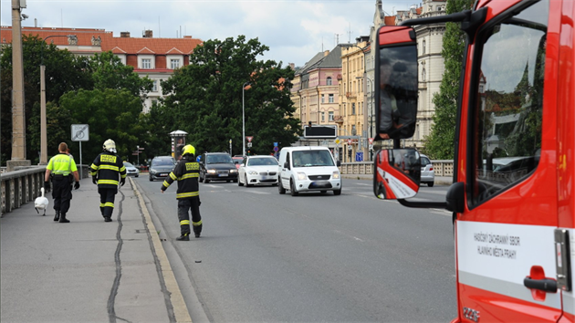 Hasii vrtili labu zpt na Vltavu.