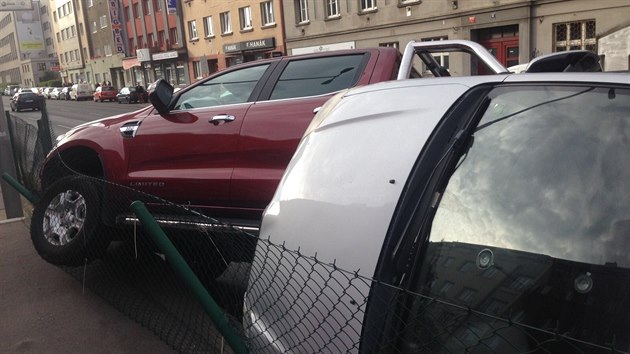 Nehoda aut na pražské magistrále, v ulici 5. května směrem na Brno. Jedno skončilo v plotě, druhé na boku.(7. září 2017) 
