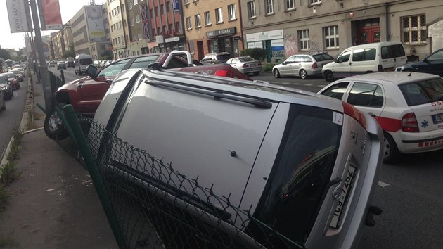 Nehoda aut na pražské magistrále, v ulici 5. května směrem na Brno. Jedno skončilo v plotě, druhé na boku.(7. září 2017) 
