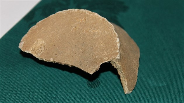 Fragment nádoby, v níž byly mince u Roudnice uschované.