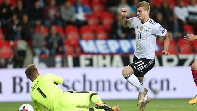 TOR! Nmeck tonk Timo Werner pekonv branke Tome Vaclka a otevr skre.