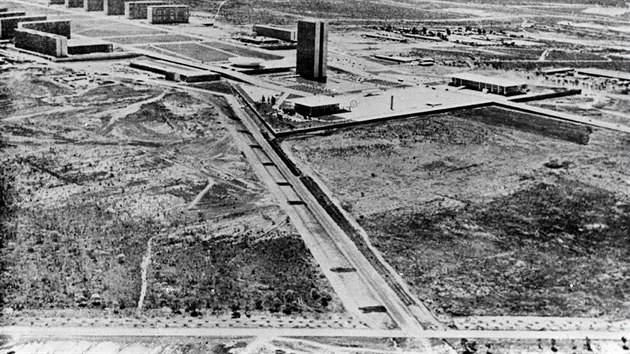 Stavba nové metropole v centru země i s názvem Brasília byla od roku 1891 zanesena v brazilské ústavě, ale až Juscelino Kubitschek se do náročného úkolu pustil a stavbu nařídil. 