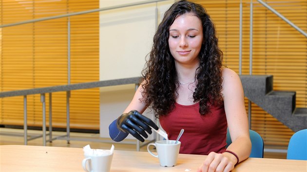 Díky dobročinnosti lidí si Kamila Šabršulová už bionickou ruku nemusí jen půjčovat. Už je její.