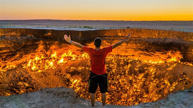 Pohled na hořící kráter v poušti Karakum patřil zatím k největším cestovatelským zážitkům Marka Balickeho.