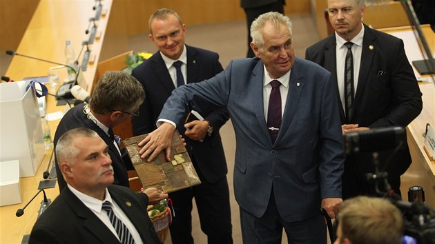 Prezident Miloš Zeman v úterý dopoledne navštívil Krajský úřad v Ostravě. Darem dostal například koš na houby zdobený látkou, jejíž originální vzor vznikl díky autistickému chlapci, který se světem komunikuje pomocí svých kreseb.