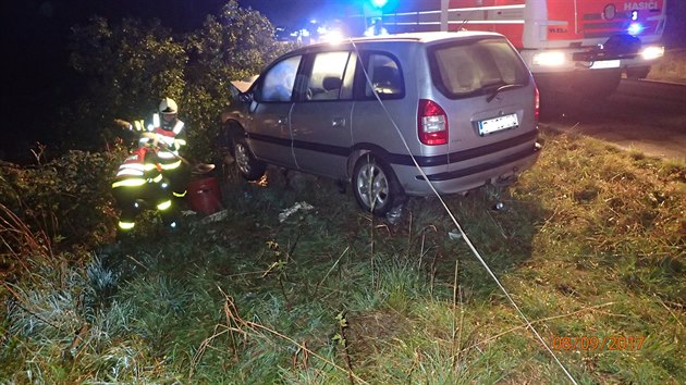 Řidič Opelu Zafira vyjel ze silnice a narazil do stromu. Spolujezdkyně zemřela.