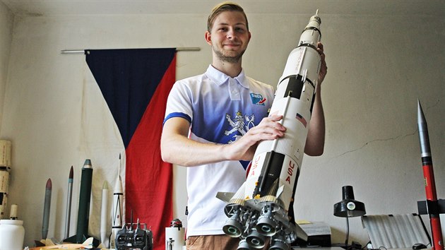 Jan Šebesta patří k nejlepším modelářům raket na světě. Úspěch mu přinesl například jeho model slavné rakety Saturn, která svého času vynesla na Měsíc legendárního Neila Armstronga.