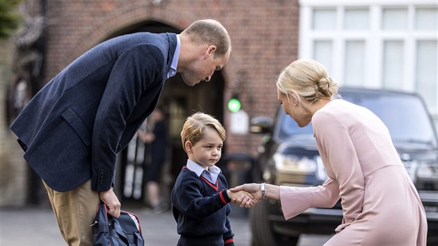Princ William, jeho syn George a Helen Haslemov ze koly Thomass Battersea School v prvn koln den malho prince (Londn, 7. z 2017)