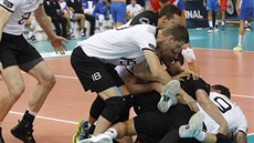 Němečtí volejbalisté se radují z postupu do finále mistrovství Evropy.