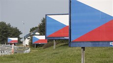 Spolenost Czech Outdoor své billboardy pelepila státní vlajkou v srpnu 2017