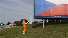 Spolenost Czech Outdoor své billboardy pelepila státní vlajkou v srpnu 2017