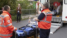 Záchranné sloky evakuují kvli likvidaci letecké pumy z války pacienty...