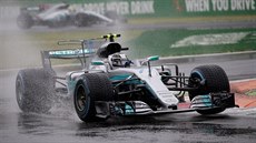 Lewis Hamilton s Mercedesem během kvalifikace v Monze