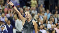 Petra Kvitová zdraví diváky v arén Arthura Ashe po postupu do tvrtfinále US...