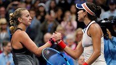 Petra Kvitová (vlevo) po utkání osmifinále US Open s Garbin Muguruzaovou.