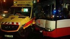 Nehoda sanitky a autobusu v praské Kri (3. záí 2017)
