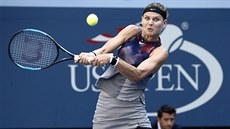 SE VÍ VERVOU. Lucie afáová se opírá do bekhendu v osmifinále US Open s Coco...