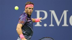 Argentinec Juan Martin del Potro ve tvrtfinále US Open proti Rogeru Federerovi,