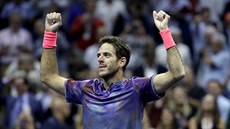 Argentinec Juan Martin del Potro slaví postup do semifinále US Open přes Rogera...