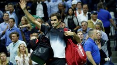 Roger Federer se loučí s diváky po prohraném čtvrtfinále US Open s Juanem...