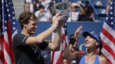 Brit Jamie Murray zvedá nad hlavu trofej pro vítzný smíený pár z US Open....