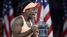 AMPIONKA. Amerianka Sloane Stephensová s trofejí pro vítzku US Open.