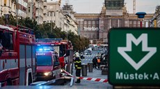 Policie ve spolupráci s hasii uzavírají vstup do stanice metra Mstek (4....