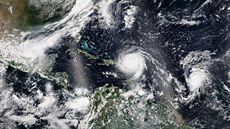 Zábr z druice NOAA na oblast Karibiku, kde je vidt hurikán Irma na okraji...